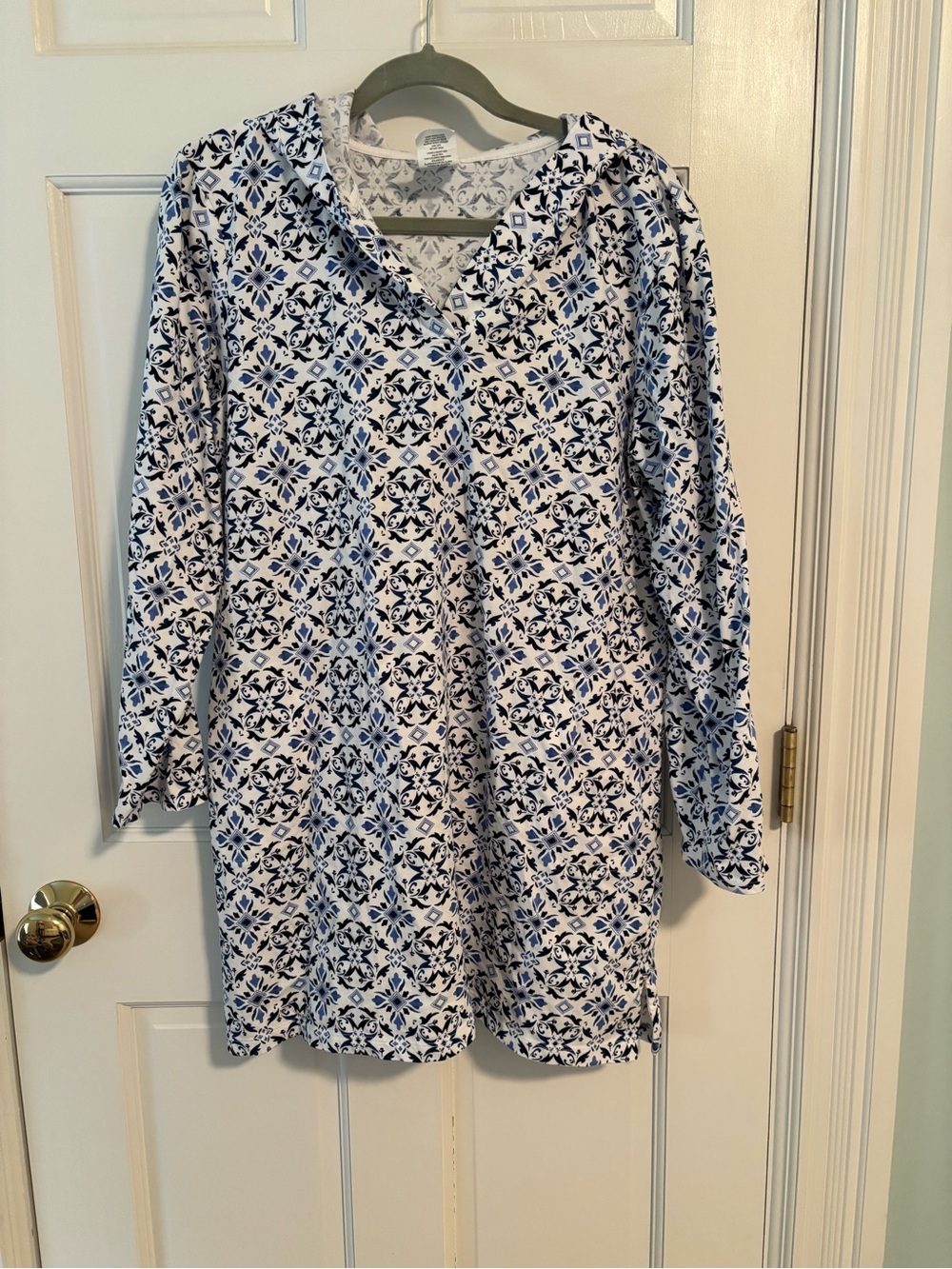 Island Escape White and Blue Printed V-Neck Tunic